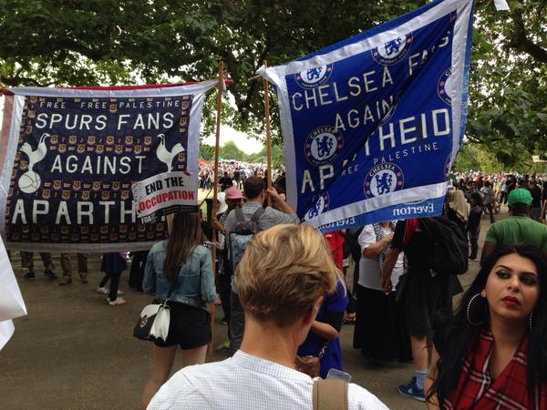 readingcsc's tweet photo. Football fans united against Israeli apartheid in Palestine.
#Spurs #Chelsea @FAApartheid march in London for #GazA9 http://t.co/hGPNd7LMNM