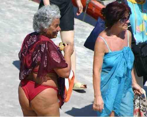 Волосатые мамы подглядывают. Старушки в купальниках. Пожилые женщины на пляже. Старые женщины в стрингах. Старухи в стрингах на пляже.