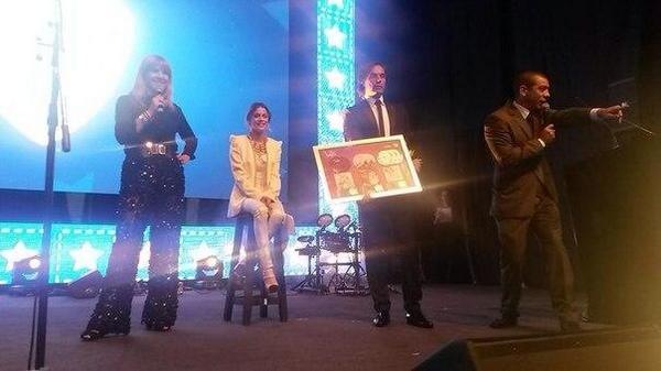 TStoesselITALIA's tweet photo. “@tinistaitaly: Fotos de @TiniStoessel Ayer por la noche, en la cena de UNICEF! ❤️👏 http://t.co/D9YhpgLLke”