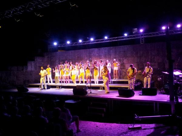 mguell67's tweet photo. Celebrant  amb @singfonics un bon concert http://t.co/0g5WvsxDfq