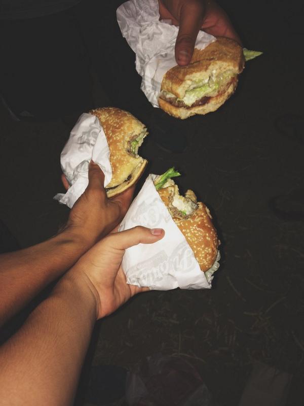 mxneyjpg's tweet photo. Carls Jr. Ft high as fuck http://t.co/JYl9ARqvQs