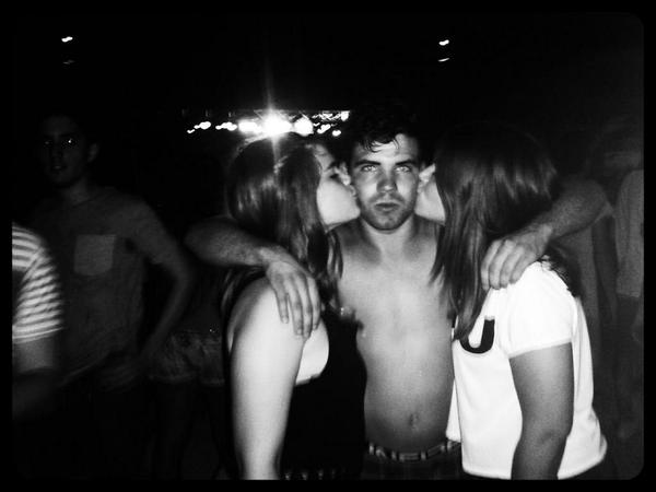 PatriciaMesples's tweet photo. Los quiero  @la_abuueliita @ismaelle71  @Javi2RaP2 #muslo ♥ http://t.co/rhEpfxybyU