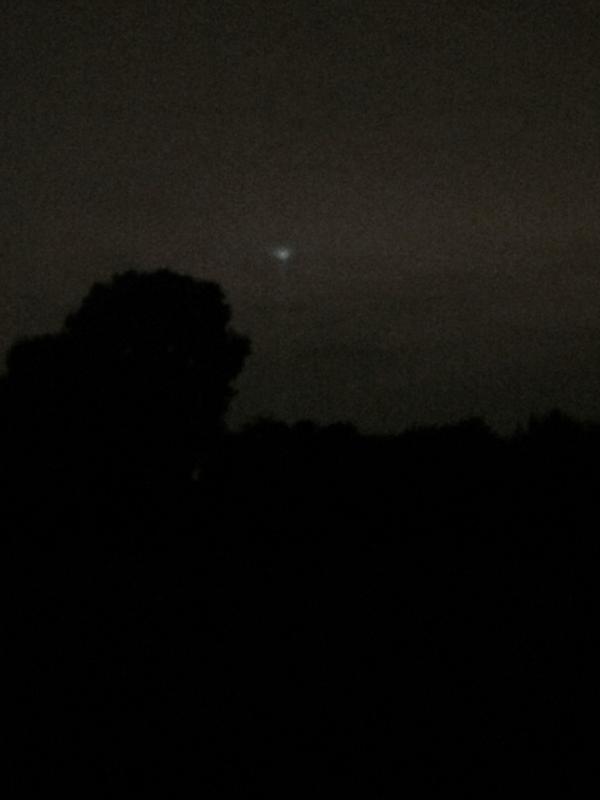 FrazierKay's tweet image. There's a UFO light coming through the sky in London
