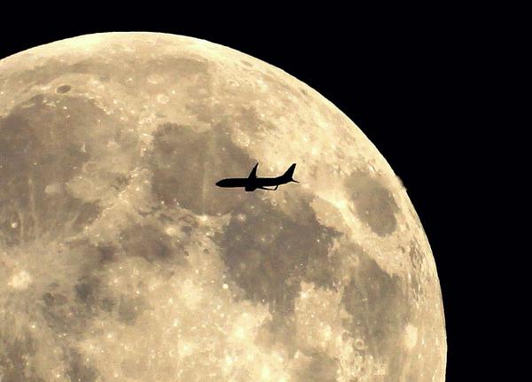 lebribri's tweet photo. Town PLANES during the BIG MOON !!!
photo: sebastien lebrigand 
focal instrument 600 mm http://t.co/eiIY4bRXEp
