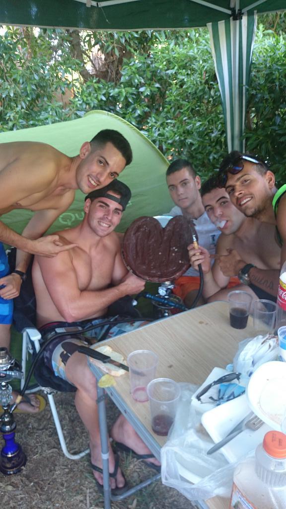 franRmarin's tweet photo. De camping en conil con @franRmarin @danimoro93 @DanielNegro20 @Yiinayka @BatmanVazquez @ http://t.co/jx87rV8liP