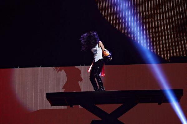 rihanna's tweet photo. #TheMonsterTour http://t.co/jbay0mh8tX