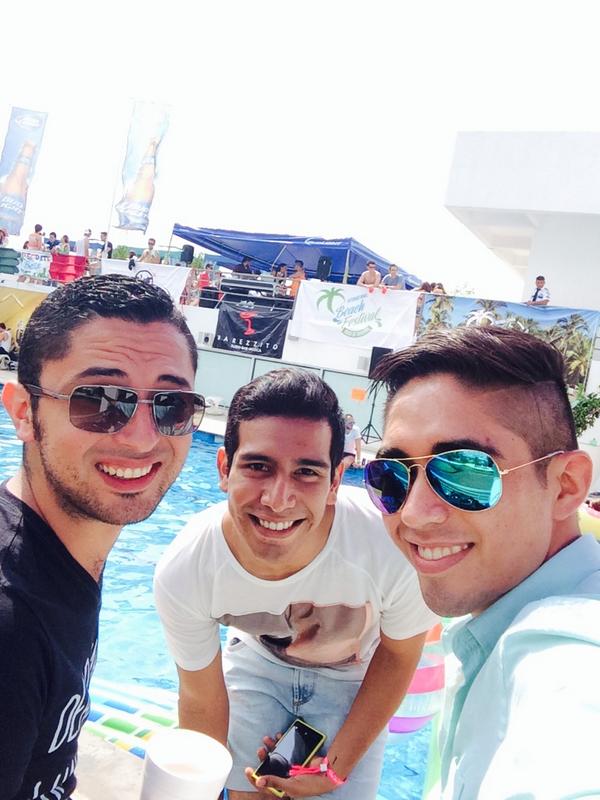 shiversasa's tweet image. Hanging out with friends Saturday pool party :)  #party #poolparty @IntegrateMTY