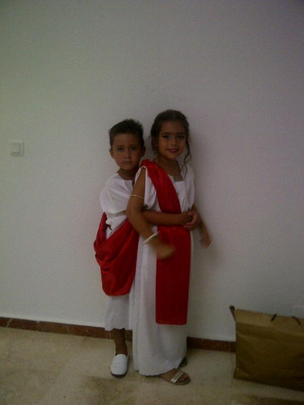 pastorilc's tweet photo. Mis dos romanitos mas wapos del mundo!!!oskm#fiestaevicenca2014#xoxal#pepita @IsaLopez89 http://t.co/kyagmKipsA