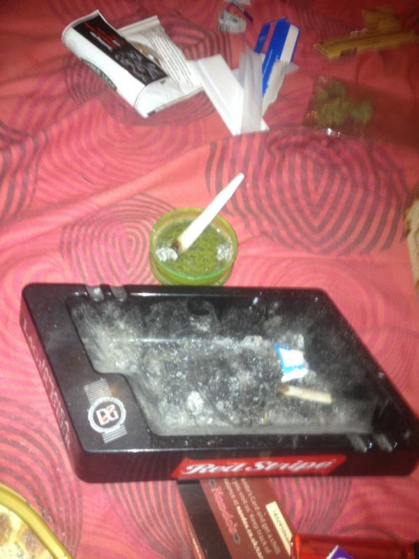 RaishbrookA's tweet photo. Using the top of the grinder as an ashtray when the ashtray is actually closer #stonerlogic #theboyneedshelp http://t.co/yQT8L0tSwg