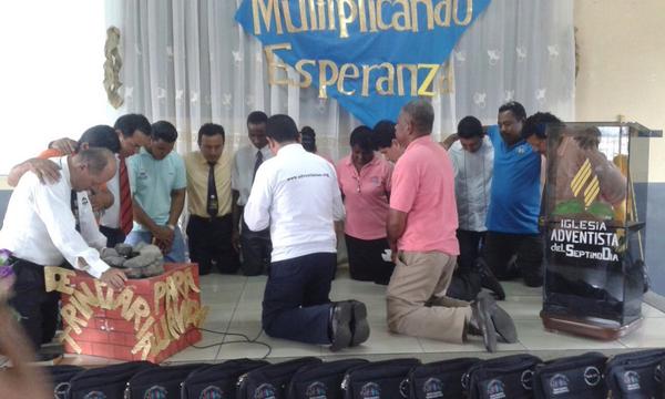 Los líderes re consagraron sus vidas al Señor#multipliqueesperanza@AdventistasEC <a href="/everondonato/">everon dias donato</a> @MEScomunica