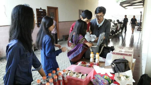 KompaGKJDepok's tweet photo. @erintatnire @ychrist09 @Sekarnarwasstu @indahsekarA @dechristwo lagi siap2 mau cari dana untuk retreat (y) http://t.co/OelQwG7jTN