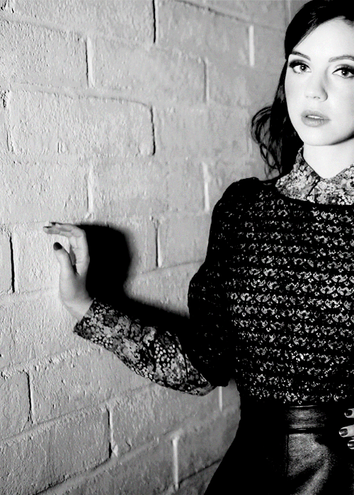 (cest toujours son birthday aux us) 

Happy Birthday to my beautiful queen, Adelaide Kane 