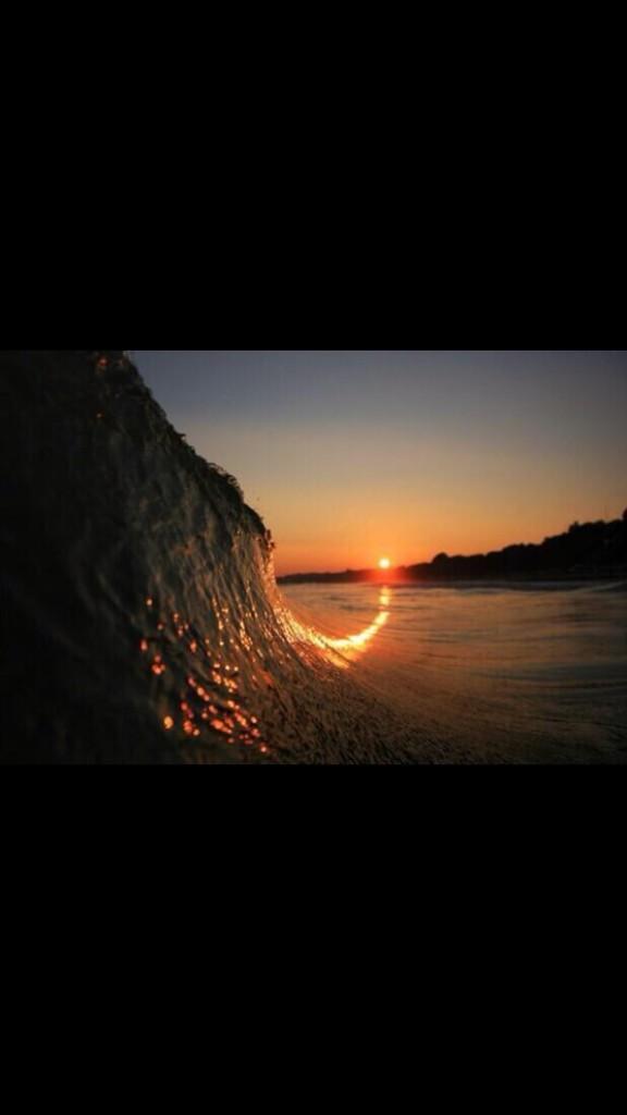 IncrediblePics's tweet photo. Sunset behind a wave in California http://t.co/QpKbuSI8pi