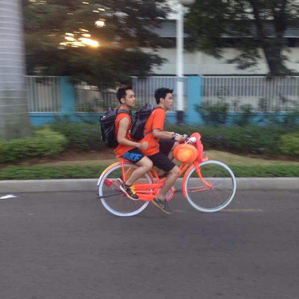 FebyaSho06's tweet photo. @NCKYRYNT kamunya lucu ajaaa.HAHA x)))"@nusantarace: tim orange menaiki sepeda ontel menuju kota tua #nusantaraceJKT http://t.co/SFxtxF6ivr"
