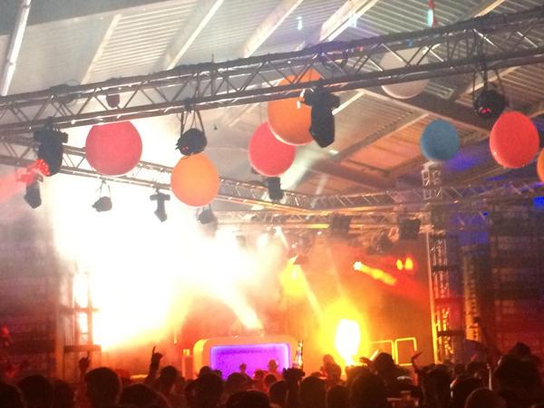 Midsummer2014's tweet photo. Iedereen bedankt voor de geslaagde avond! @djpaulelstak @Dirtcaps @DJMatsoeMatsoe @GLOWINTHEDARK_ #knalfuif http://t.co/Ys4tb6HiF0