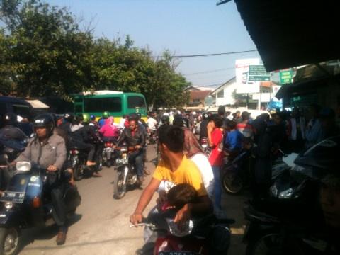 maenbal's tweet photo. Suasana terkini di Pameungpeuk, Banjaran. Tempat persistirahatan terakhir Alm. Ayi Beutik. http://t.co/L4lduN4zde