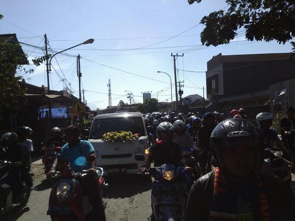 officialvpc's tweet photo. Ribuan Bobotoh mengantar kepergian Alm Ayi Beutik menuju tempat peristirahatan terakhir. http://t.co/wn41w7zi9z