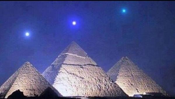MundoDCuriosos's tweet photo. Alineación perfecta de Venus, Saturno y Mercurio con las pirámides de Giza. Fenómeno q ocurre cada 2737 años. http://t.co/xeIAPpm5Gm