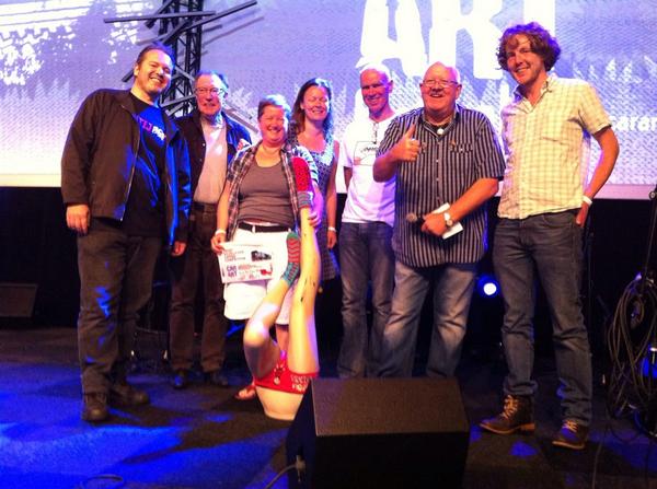 frederique_p's tweet photo. Henk Wijngaard covercompetitie @carartfestival gewonnen: Do de Hoek &amp; haar spiegels! @wijngaard_henk @FilmhuisLumen http://t.co/yNBOootnux