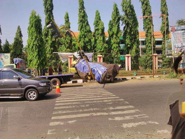 Diduga sopir ngantuk,sebuah Truk nyungsep dan nabrak tiang trafic light di depan Madrasah Mlonggo pagi tadi