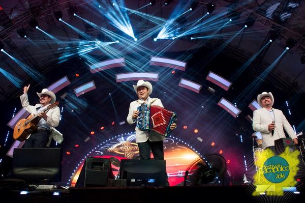 RT si estas viendo #sabadoespecial con <a href="/grupo_pesado/">Grupo Pesado</a> en <a href="/festivalaca/">FESTIVAL ACAPULCO</a> 🌴🎶<a href="/Visitacapulco/">VisitAcapulco</a> <a href="/Canal_Estrellas/">Las Estrellas</a>