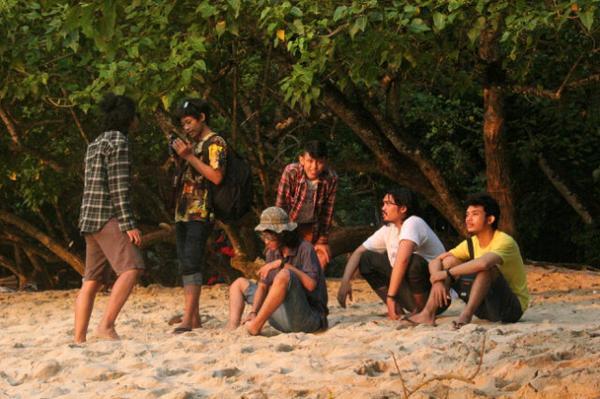 DaffyMale_cloth's tweet photo. Candid2 #daffymaletour @bil_eh @BurhanBurh @andrianBociiL @SINUrezkiHAJI @frisdafalastin @rendyoga http://t.co/CHQ5JIZy0r