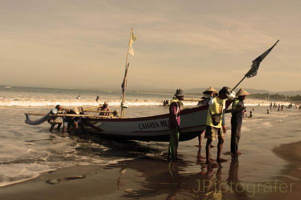 jpfotografer's tweet photo. @ZonaFotografi (Nelayan, pantai pangandaran) #ZoFo http://t.co/jbzB13553s