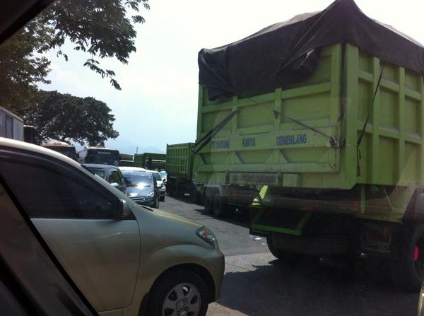 NTMCLantasPolri's tweet photo. RT @lewatmana: Cilegon, Krakatau Steel macet gak gerak. http://t.co/snoy92hZZV