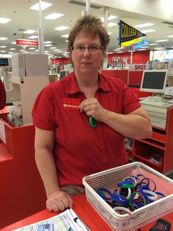 kimmitchell_'s tweet image. Lori just got our 20th, 21st, and 22nd red cards! #bestteaminretail #conversionkings @ChuckWassenaar @MindyReher