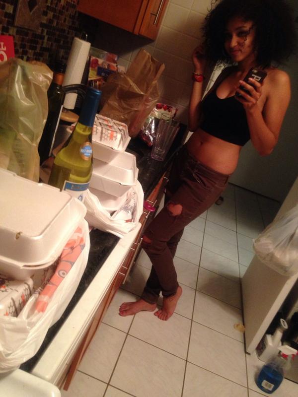 SydCeleste's tweet image. girls night in ✨ #hellawings #helladrinks #hellamovies #sangriaontheway #bartenderViv