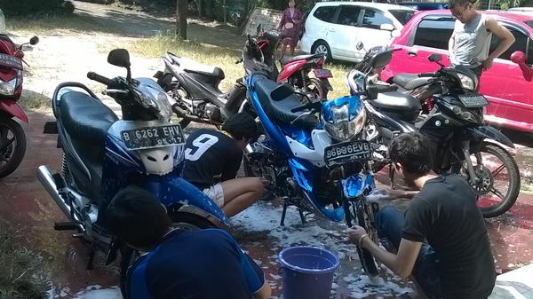 Semangatnya aksi cuci steam <a href="/dechristwo/">Desian Christy Wismoyojati</a> @ychrist09 <a href="/chriszv/">Chris Prabowo</a> &amp; juniornya <a href="/jambrongreload/">Cornel Budi</a> .. Hari ini berjuang keras