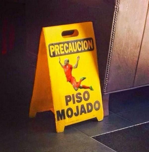 TheDoogs1's tweet image. "@TheKingsToys: 'Caution: Wet floor' sign in Mexico http://t.co/4KBsKuhT8E" @Nar4Real