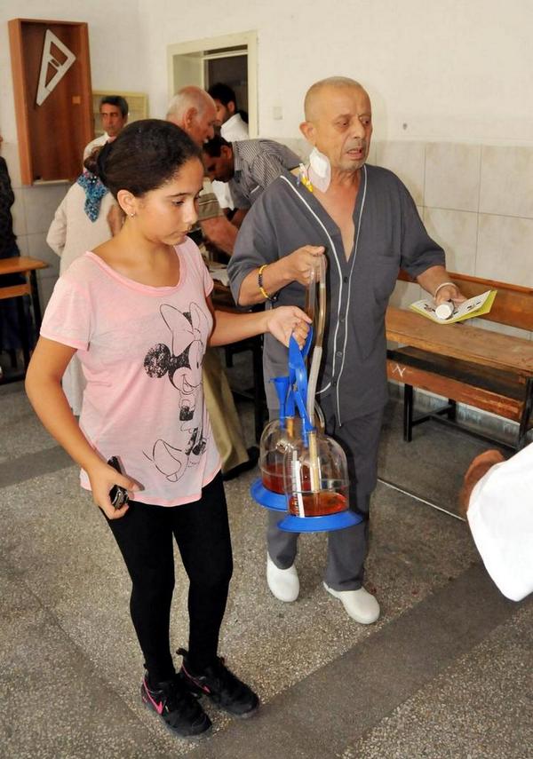 milliyet's tweet photo. Yoğun bakımdan oy kullanmaya böyle gitti. http://t.co/bnIB5UOysH