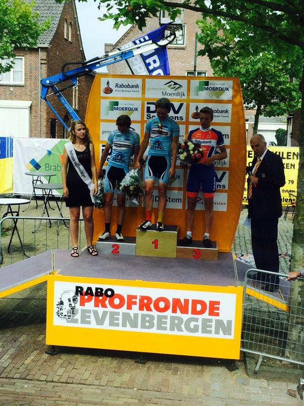 Profronde7B's tweet photo. Podium Nieuwelingen #ProfrondeZevenbergen 1. Martin Pluto 2. Ide Schelling 3. Gijs Meijer http://t.co/bwXddZftYp