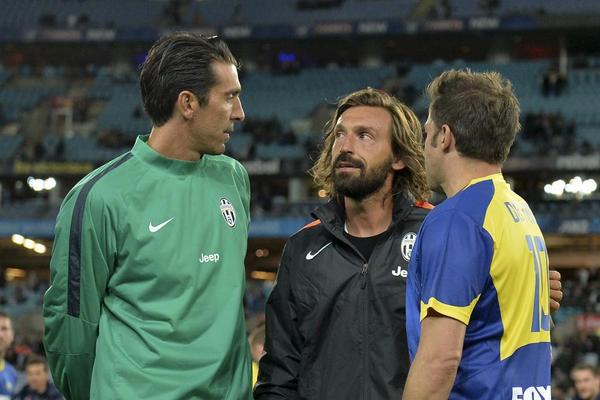 Lo_Spirito_JUVE's tweet photo. Ale : "Pir, tu brewok makin tebel aja yak?!"

Gigi : "eh iya lho, tebel bgt!"

Pirlo : "Baru nyadar lo? keren ga?" http://t.co/hCrYQH3mrI