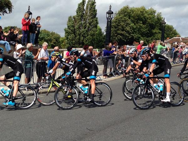 Alison_w's tweet photo. Coming over Hampton Court bridge @TeamSky @RideLondon @Roulerdujour http://t.co/1SrLHfMNky