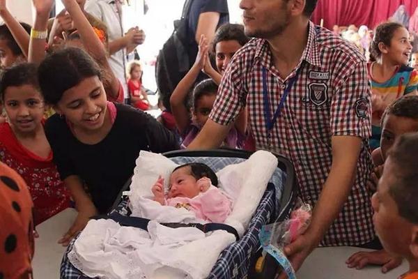 PaIestina's tweet photo. #FelizDomingo 
Aunque la propaganda falsa del sionismo diga lo contrario, en Palestina se celebra la vida.
#Gaza http://t.co/x8C6V2OJec
