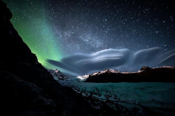 _Paisajes_'s tweet photo. Aurora boreal y la Vía Láctea sobre Islandia. http://t.co/d7xbGguYa3