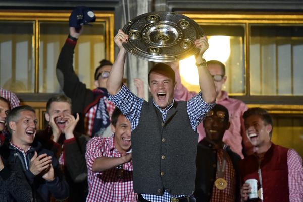 FCBayernEN's tweet photo. .@Manuel_Neuer is Germany's Footballer of the Year! Congratulations, Manu! #MiaSanMia http://t.co/CYars8Cc30