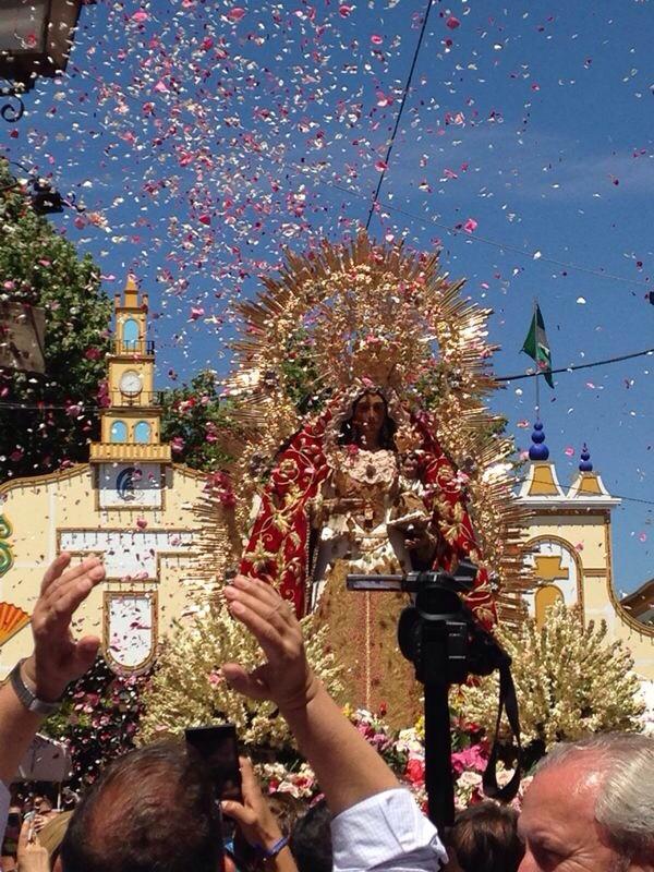 HdadDelRobledo's tweet photo. Lluvia de Pétalos. ¡¡VIVA LA VIRGEN DEL ROBLEDO!! http://t.co/JpFRwSTWPW