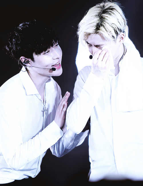exoxm90x's tweet photo. Yixing: Heyy old bitch stop crying cause you look ugly ewee 

http://t.co/4MKRXPsx7l