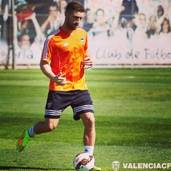 ShkodranMustafi's tweet photo. 🔙🔛🔝 My first Training-Session for @valenciacf ..👍⚽️ #VCF http://t.co/wUOKLsozUq