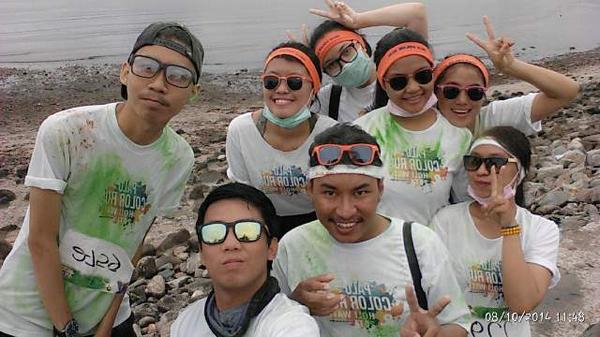 YeshiNathalia's tweet photo. Eaaaaa #PALUColorRun @adhooYM @Giat_ET @Anca_Abriansyah @Dian_Danial @tenrymanding @PuspitasariKp @nofrilianita http://t.co/9gSgtjohOn