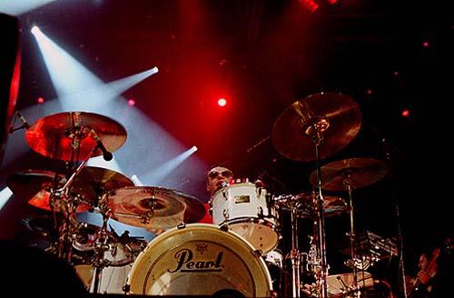 Happy Birthday to Pearl Artist, Jon Farriss, of INXS! 

(Jon with his white Masters Series kit) 