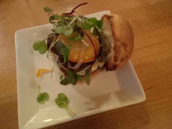 Mini burger, Méga saveurs! Agneau et choritzo au @dejaBUsommelier #foodies #Caraquet #VivelAcadie
