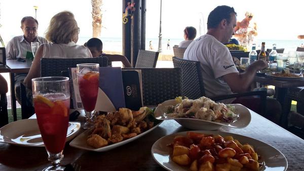 C_saura's tweet photo. De comidia en la playa... @droca88 http://t.co/gzu7mPlqDJ