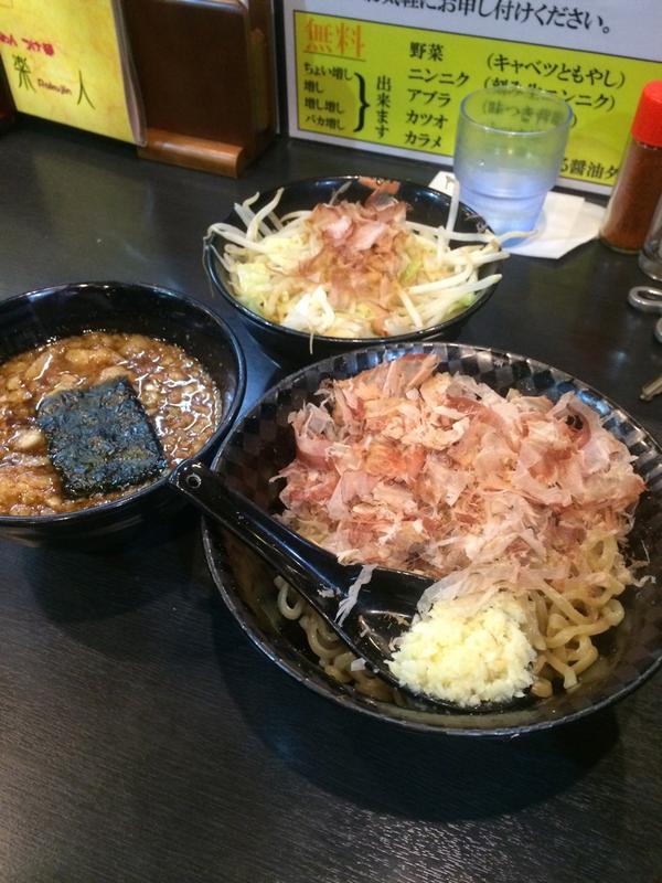 ラーサー 三重大学ラーメンサークル 楽人 津 つけ麺 710円 3人でプチラーサー つけ麺をはじめて食べましたが ラーメンよりもくどくなくて食べれる気がします 背脂 ニンニク カツオがトッピングできます Http T Co Vfv78i7vwk