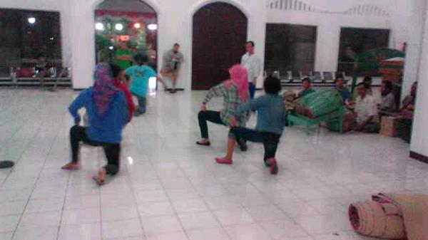 AboutCirebonID's tweet photo. #CirebonJepret : Gladi Resik @SEKARPANDANcrb utk Pelantikan Anggota DPRD Kota Cirebon besok. http://t.co/1sXpmT3F3w