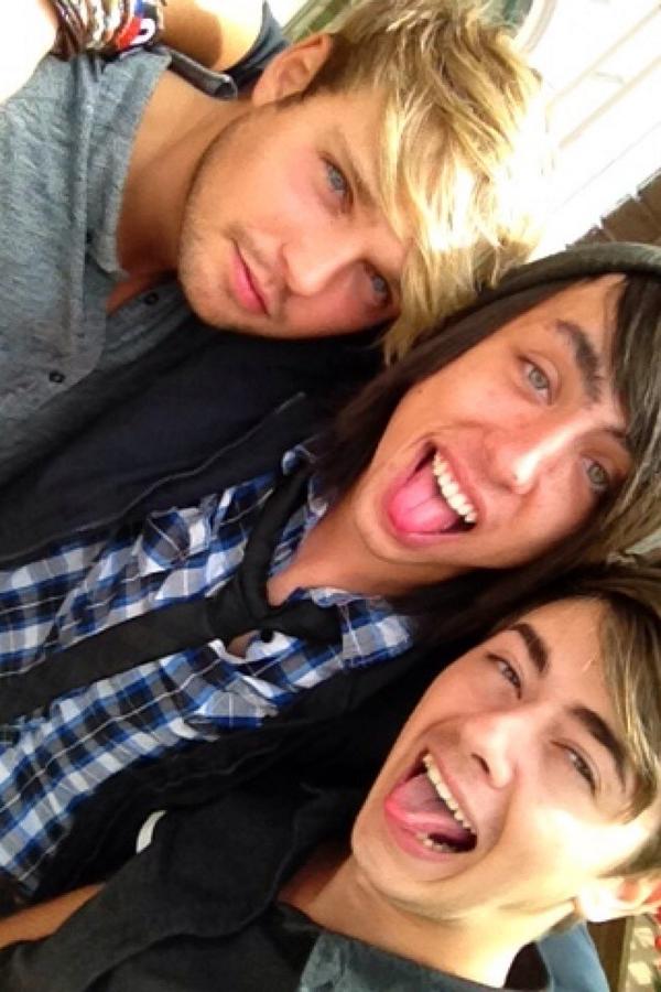 TheSecretsMusic's tweet photo. The boys are back together!! <3 #LittleSecret #SecretBeard http://t.co/ux0V9MTpzl