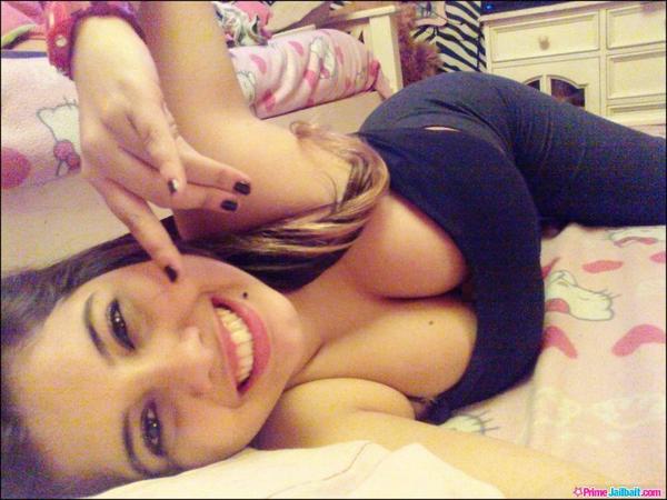 BellaMoretti21p's tweet photo. I'm on line and don't want to talk to nobody.. :P http://t.co/zOcNDxN96B http://t.co/oIF6SXGuyh